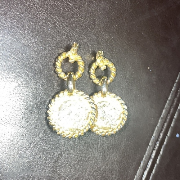 VTG pearl feux gold tone dangle earrings - Picture 2 of 2